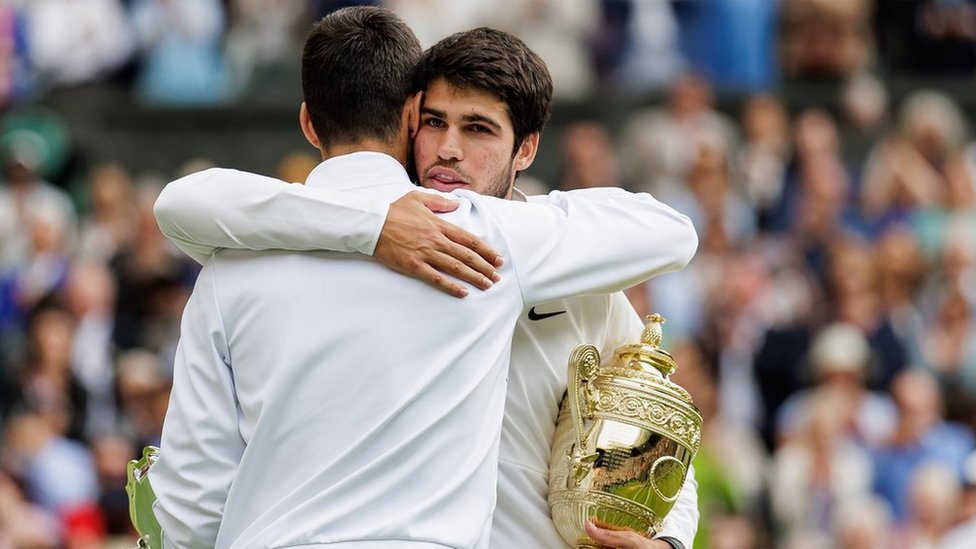 Alcaraz hugs Djokovic