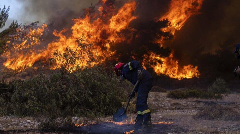 Besne požari u Grčkoj, kuće i crkva na istoku izgoreli do temelja 1