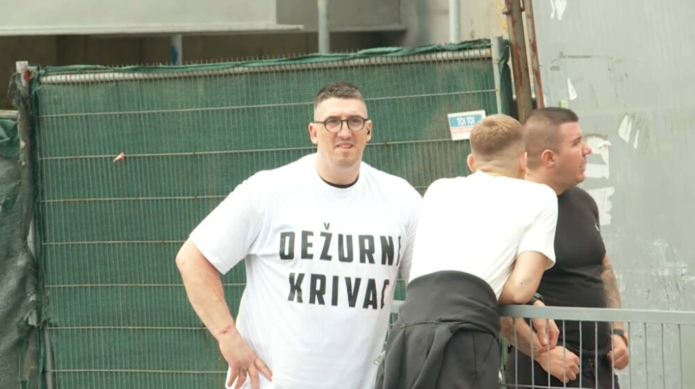 Kristijan Golubović ispred Pinka u majici "Dežurni krivac" 1