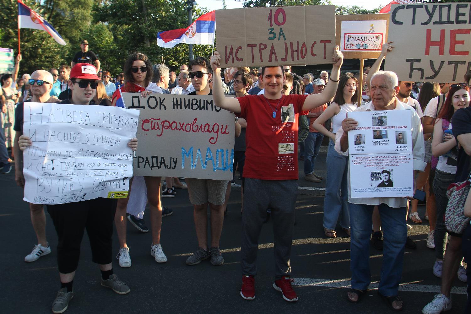 Slike koje su obeležile deseti protest "Srbija protiv nasilja" (FOTO) 12