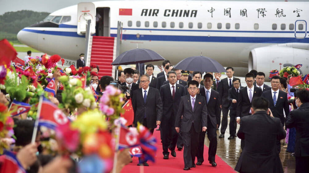 Kim Džong Un u Pjongjangu sa Šojguom i delegacijom kineskog Politbiroa povodom Dana pobede 1