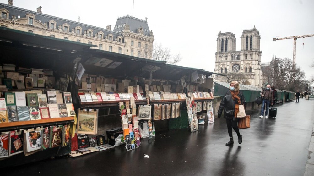 Prodavci polovnih knjiga na obali Sene odbijaju privremeno seljenje zbog ceremonije otvaranja Igara u Parizu 2024. 1