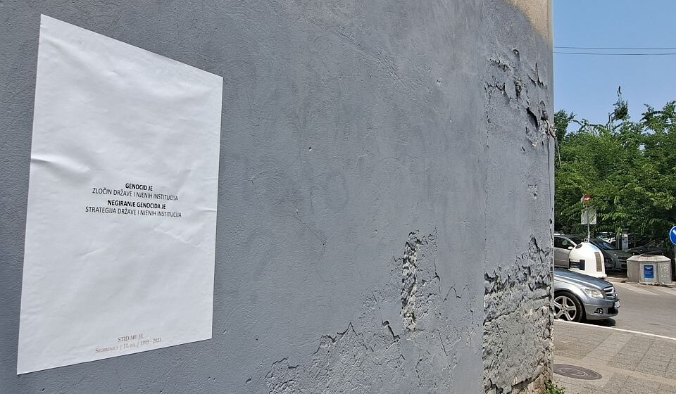 Plakati o genocidu u Srebrenici na fasadama u Novom Sadu: "Stid me je" 1