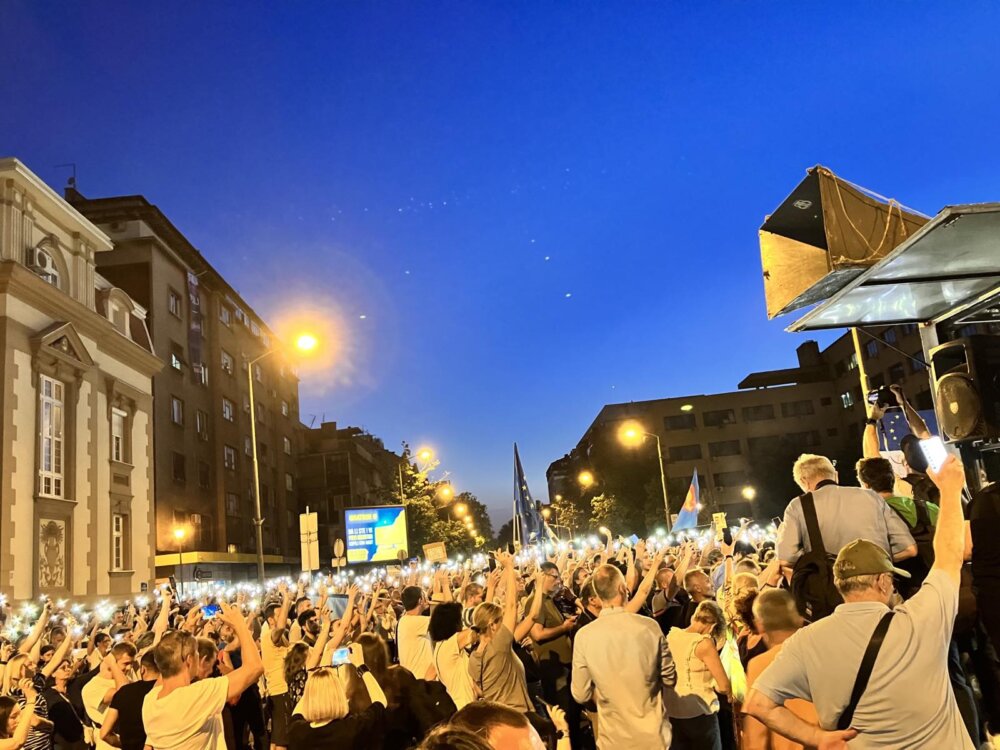 Završen protest Srbija protiv nasilja: Performans, džingl sa Vučićem i Gašićem i 5.000 građana ispred PU Beograd (FOTO, VIDEO) 2