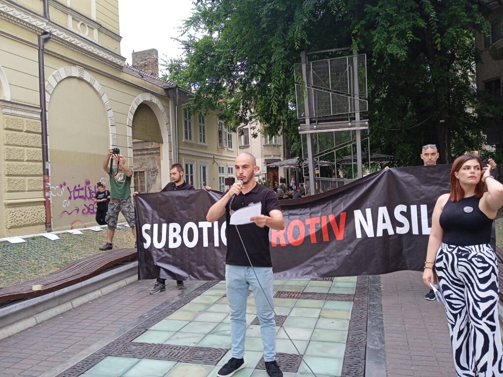 “Nećemo dozvoliti da nasilje definiše našu budućnost”: Održan treći protest “Srbija protiv nasilja” u Subotici 2