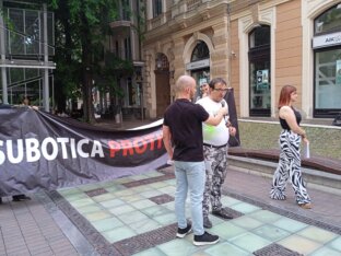“Nećemo dozvoliti da nasilje definiše našu budućnost”: Održan treći protest “Srbija protiv nasilja” u Subotici 15