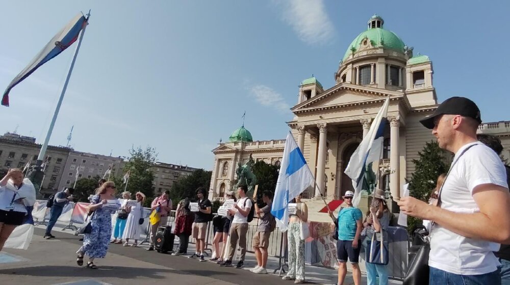 Ispred Skupštine Srbije održan skup podrške ruskom antiratnom aktivisti Peteru Nikitinu 1