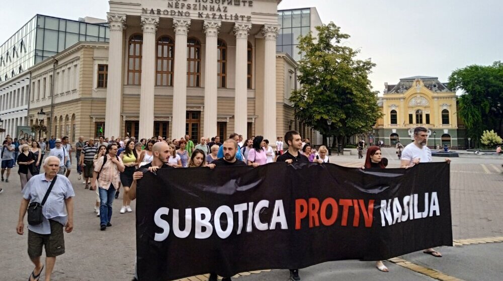 "Moramo zaštititi našu decu, moramo sprečiti nasilje nad njima": Održan četvrti protest "Srbija protiv nasilja" u Subotici 1