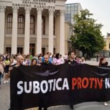 "Moramo zaštititi našu decu, moramo sprečiti nasilje nad njima": Održan četvrti protest "Srbija protiv nasilja" u Subotici 4