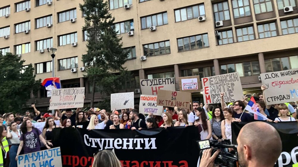 Završen protest Srbija protiv nasilja: Performans, džingl sa Vučićem i Gašićem i 5.000 građana ispred PU Beograd (FOTO, VIDEO) 1