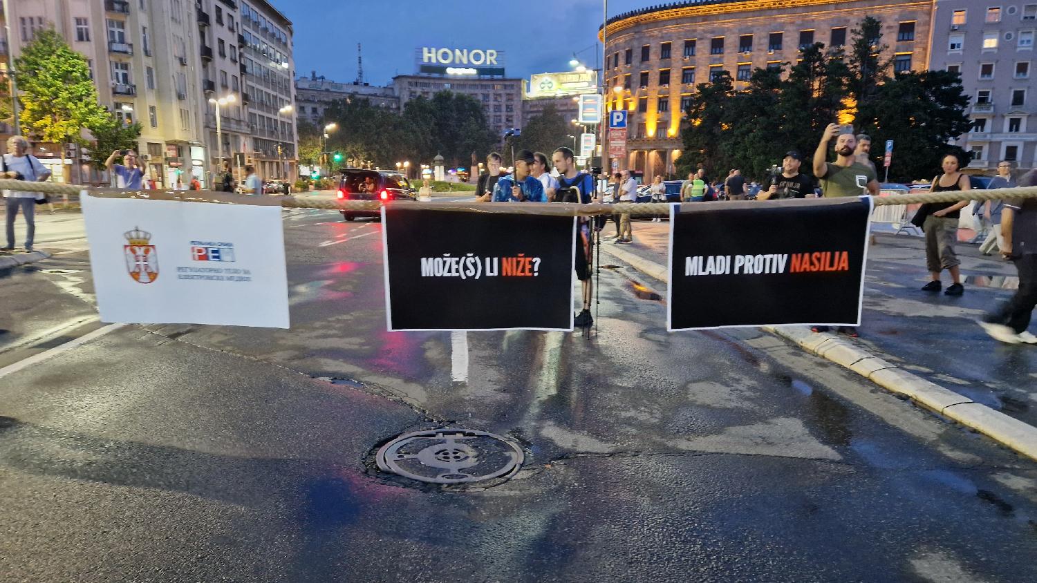 „Medijskom turom“ kroz Beograd: Kako je izgledao dvanaesti protest „Srbija protiv nasilja“ (FOTO) 4