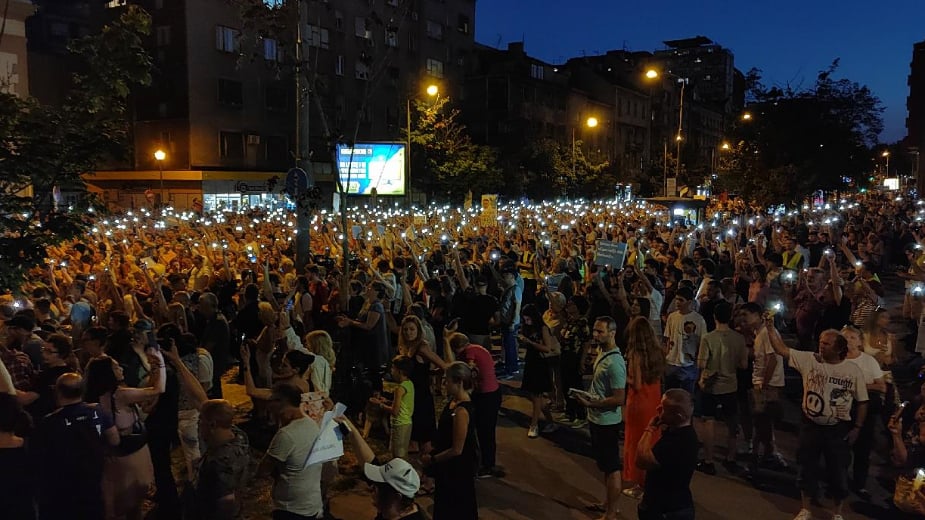 Slike koje su obeležile deseti protest "Srbija protiv nasilja" (FOTO) 1