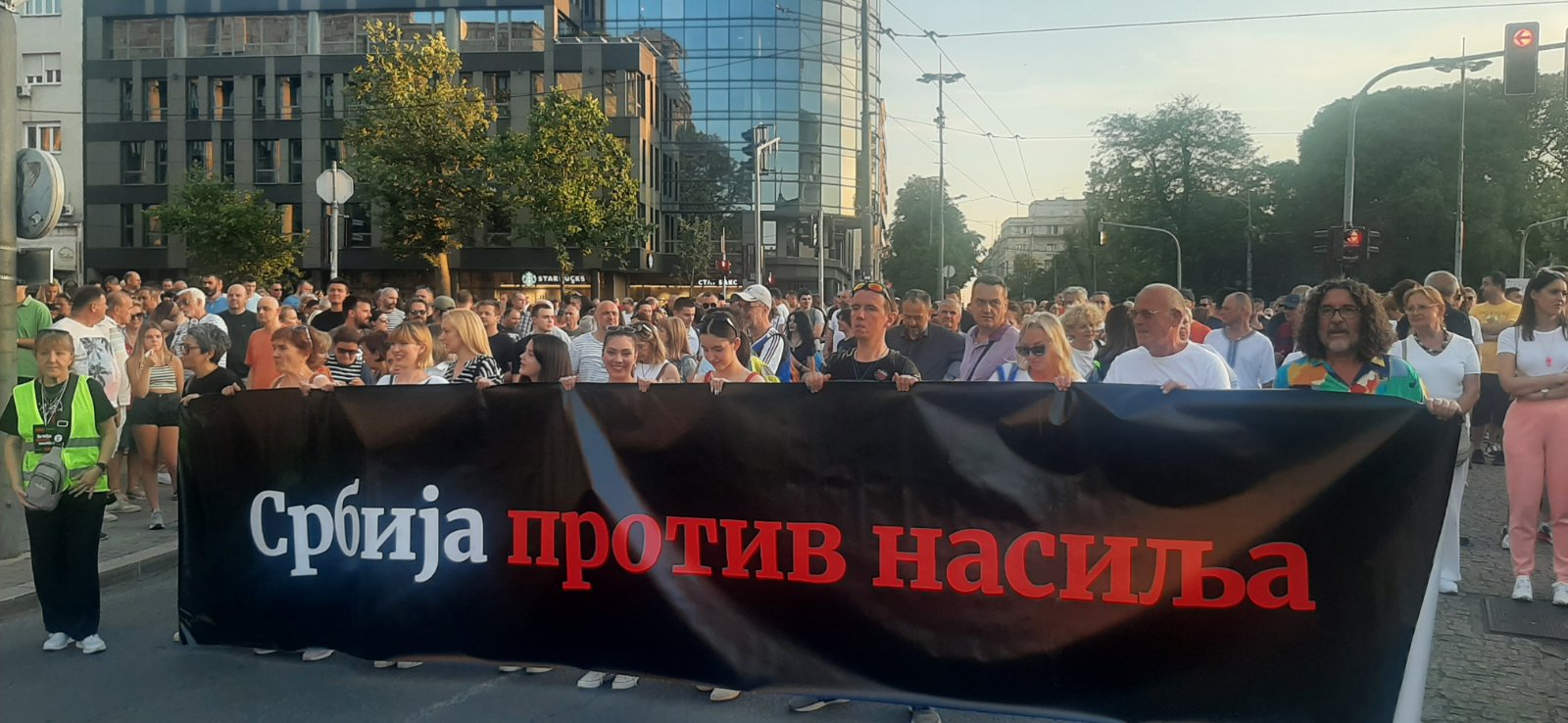 Završen protest Srbija protiv nasilja: Performans, džingl sa Vučićem i Gašićem i 5.000 građana ispred PU Beograd (FOTO, VIDEO) 4