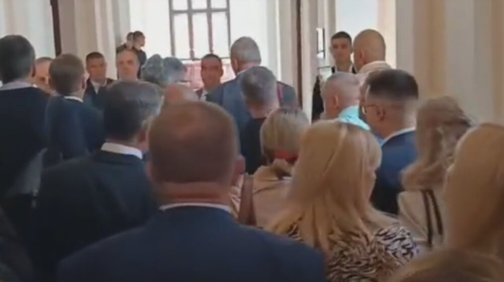 Jovanović Ćuta u salu ušao okružen drugim poslanicima 1
