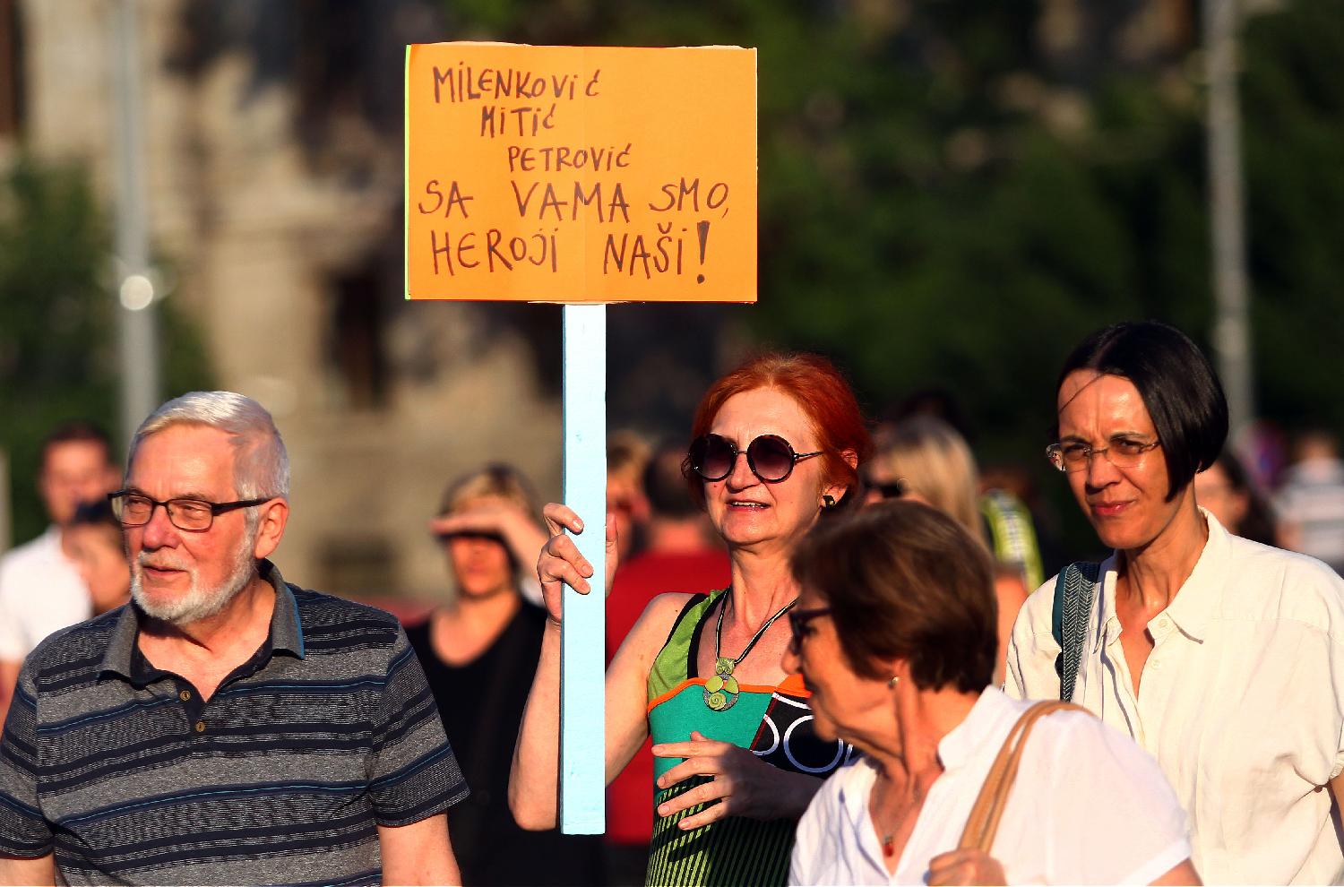 Slike koje su obeležile deseti protest "Srbija protiv nasilja" (FOTO) 11