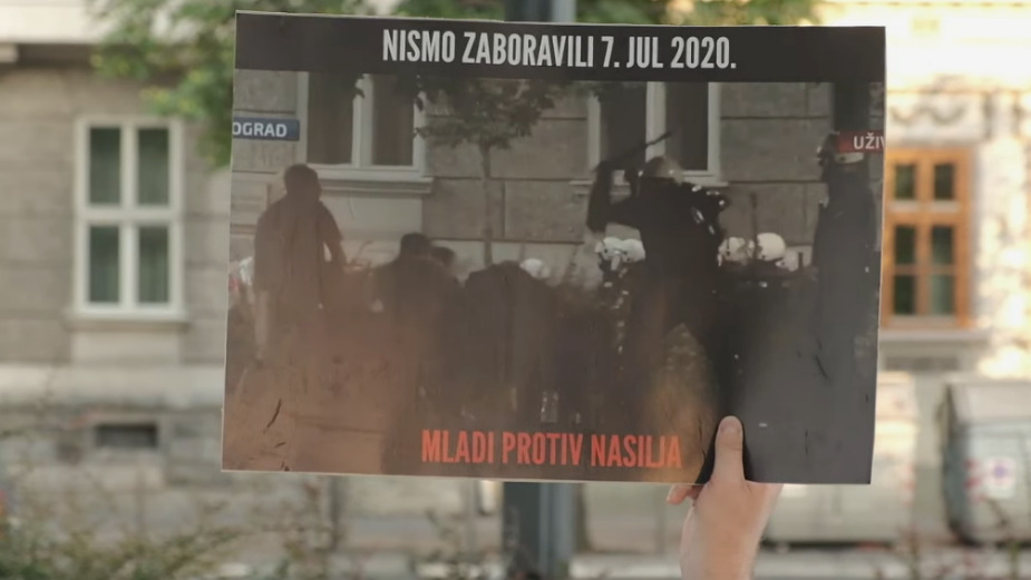 Transaprent "Nismo zaboravili 7. jul 2020." na tri beogradske lokacije: Akcija grupacije "Mladi protiv nasilja" (VIDEO) 1