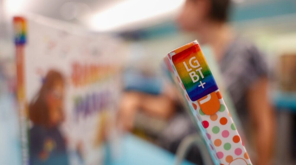 Velika kazna knjižarskoj firmi zbog LGBTQ+ romana: Prodaja dela krši sporni zakon 1