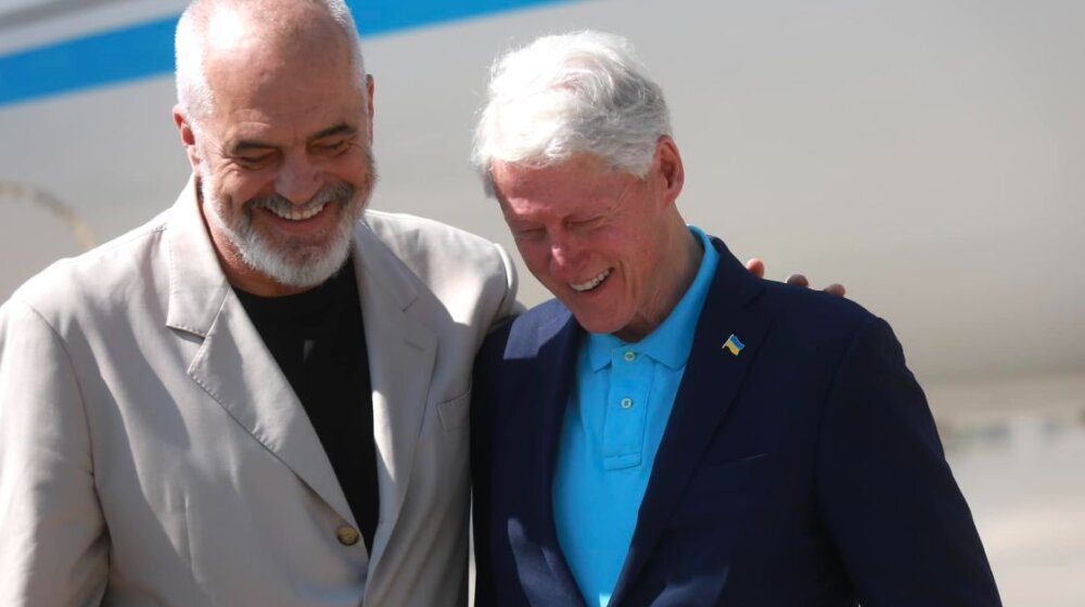 Klinton stigao u Albaniju, na aerodromu ga dočekao premijer Rama 1