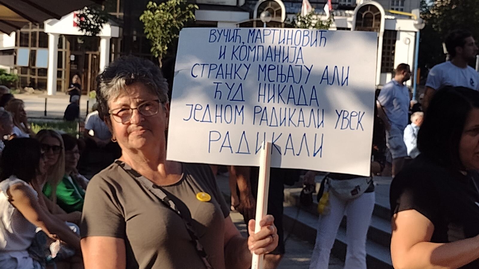 Završen protest Srbija protiv nasilja: Performans, džingl sa Vučićem i Gašićem i 5.000 građana ispred PU Beograd (FOTO, VIDEO) 11