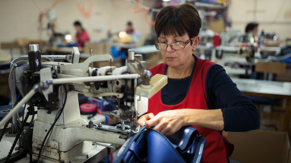 “Radna snaga u Turskoj jeftinija nego u Srbiji": Zašto zaposleni u fabrikama tekstila ostaju bez posla ako fale radnici u ovoj oblasti? 1