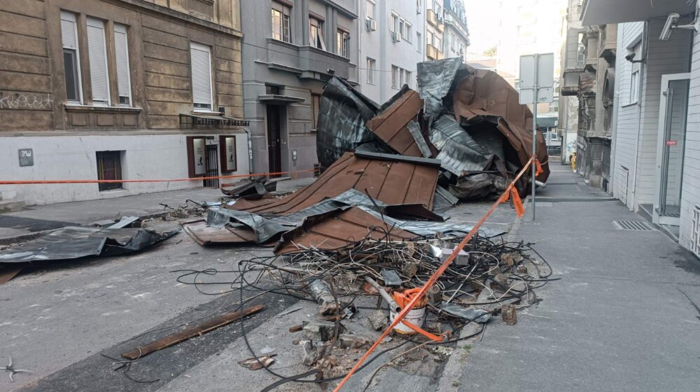 Limeni krov u Alekse Nenadovića i dalje na putu, ulica zatvorena za saobraćaj 1