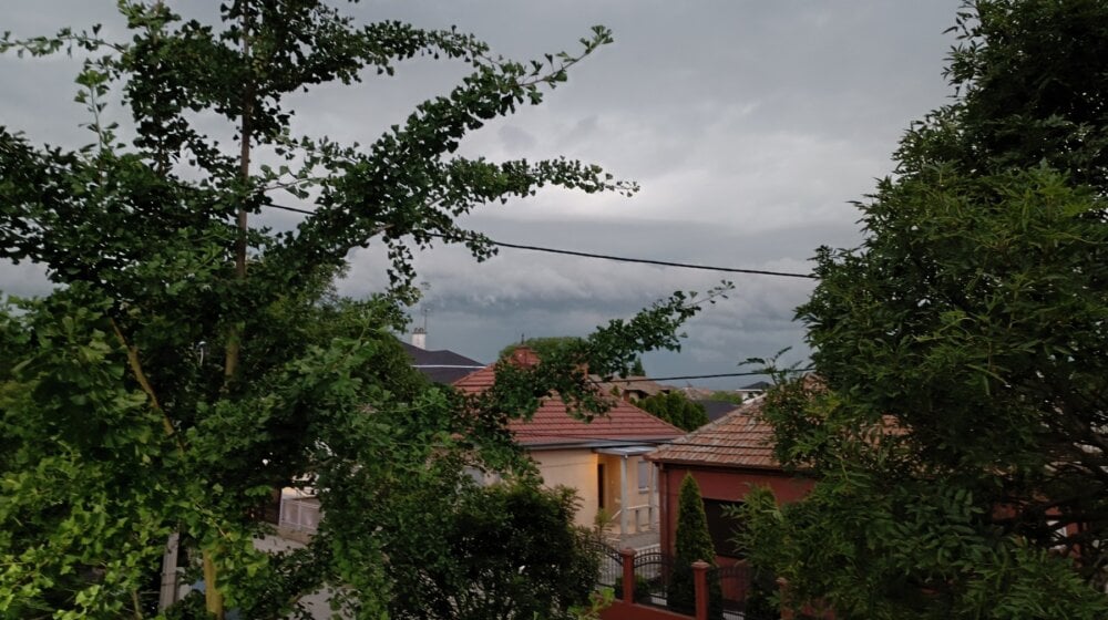 Izbušeni krovovi, slomljena stakla na automobilima: Grad načinio materijalnu štetu i na području Šapca (FOTO) 1