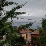 Izbušeni krovovi, slomljena stakla na automobilima: Grad načinio materijalnu štetu i na području Šapca (FOTO) 10