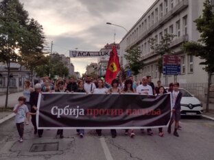 "Mi ćemo biti heroji": Na protest u Kragujevcu izašlo više stotina građana (FOTO, VIDEO) 9