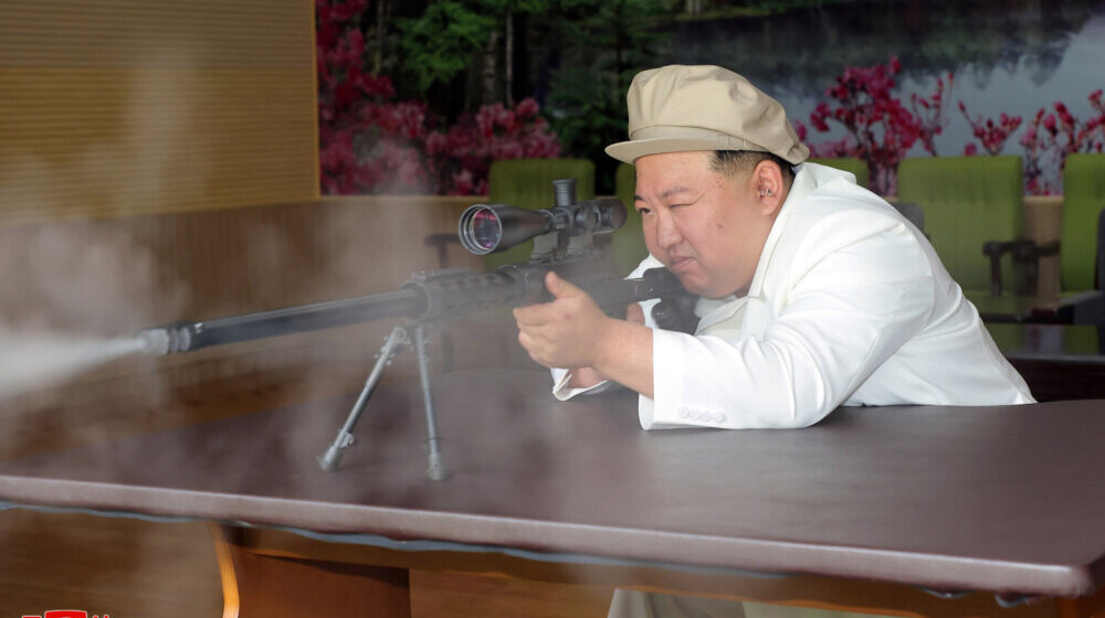 Objavljene fotografije Kima Džong Una dok puca iz puške i obilazi fabrike oružja 1