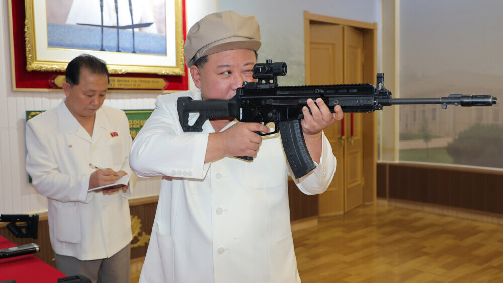 Objavljene fotografije Kima Džong Una dok puca iz puške i obilazi fabrike oružja 2