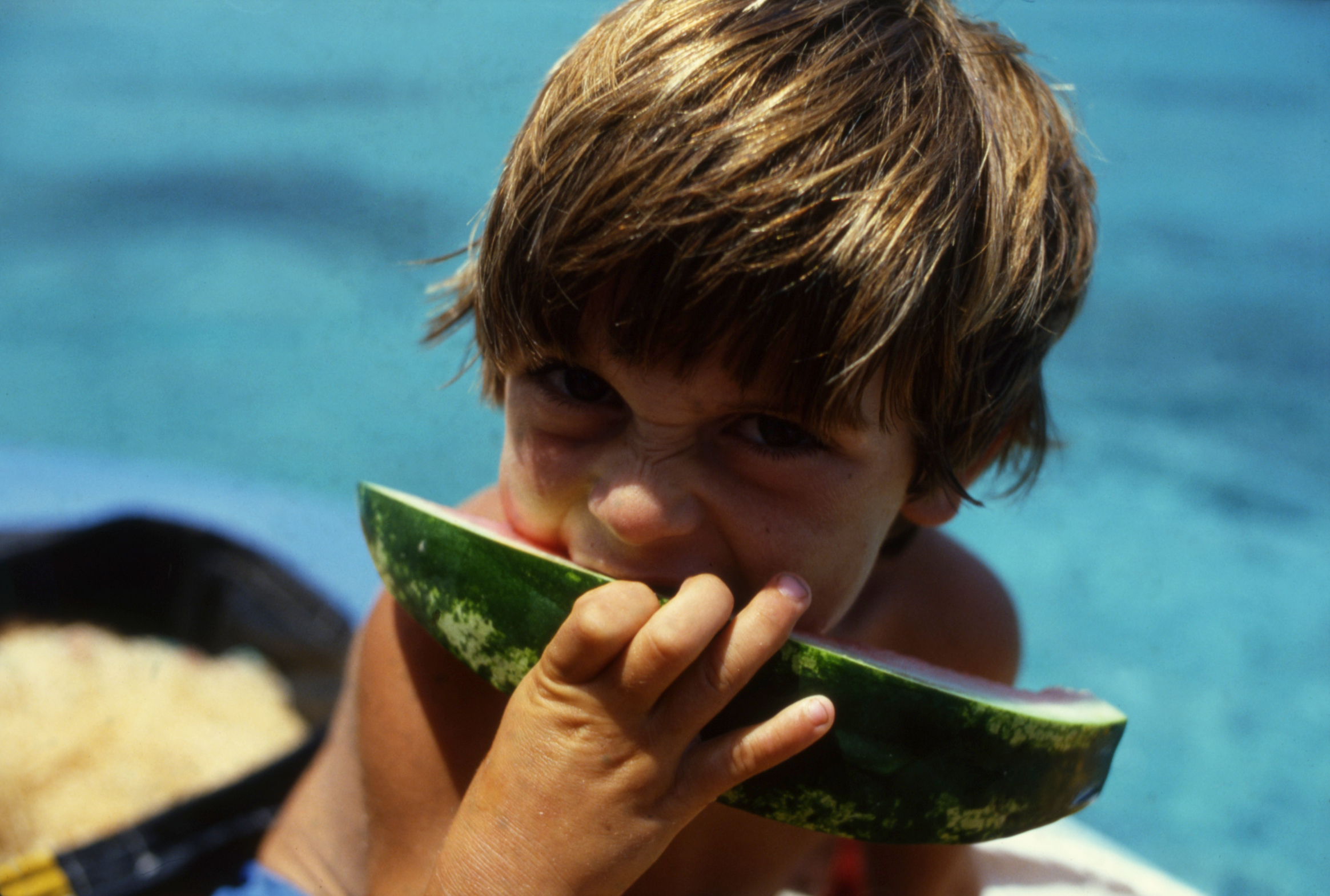 Dečak jede lubenicu