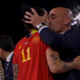 Svetsko prvenstvo za fudbalerke: Kritike predsedniku Fudbalskog saveza Španije zbog poljupca u usta fudbalerke 4