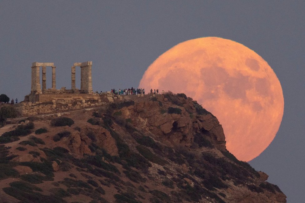 People watch the blue supermoon rising at the Temple of Poseidon, near Athens, Greece. Photo: 30 August 2023