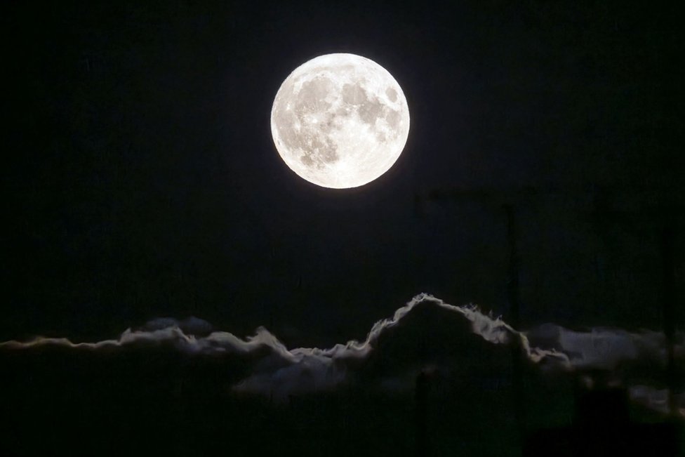 The blue supermoon is seen over Leeds, England. Photo: 30 August 2023