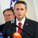 Bećirović pozvao Vučića da "pogleda istini u oči" nakon usvajanja Rezolucije o Srebrenici: "Mi nismo nikome plaćali 500.000 dolara da bude uzdržan" 10