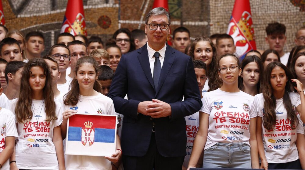 Vučić s decom iz dijaspore: Srbija je i vaša zemlja 1