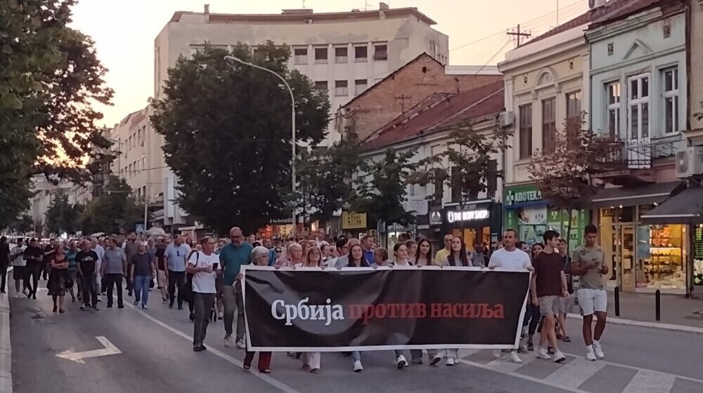 Profesor Čedomir Čupić govori na protestu u Kragujevcu, blokada saobraćaja kod zgrade Okruga 1