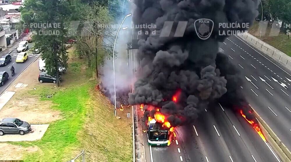 Zapalio se autobus, vatra se proširila i po putu (VIDEO) 1