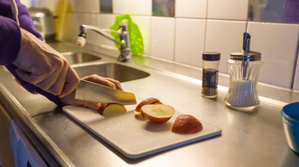 Efikasan trik za čišćenje kuhinjske daske od stvari koji već imate u kući 1