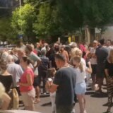 “Čuju se krici, vrištanje, a zatim udarac i dete koje pada": Očevici za Danas o incidentu u Gornjem Milanovcu kada je automobil uleteo među građane koji protestuju 8