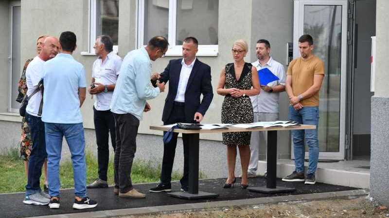 Novi Sad: Vlasnici 25 stanova solidarnosti dobili svoje ključeve, novi konkurs u toku 2