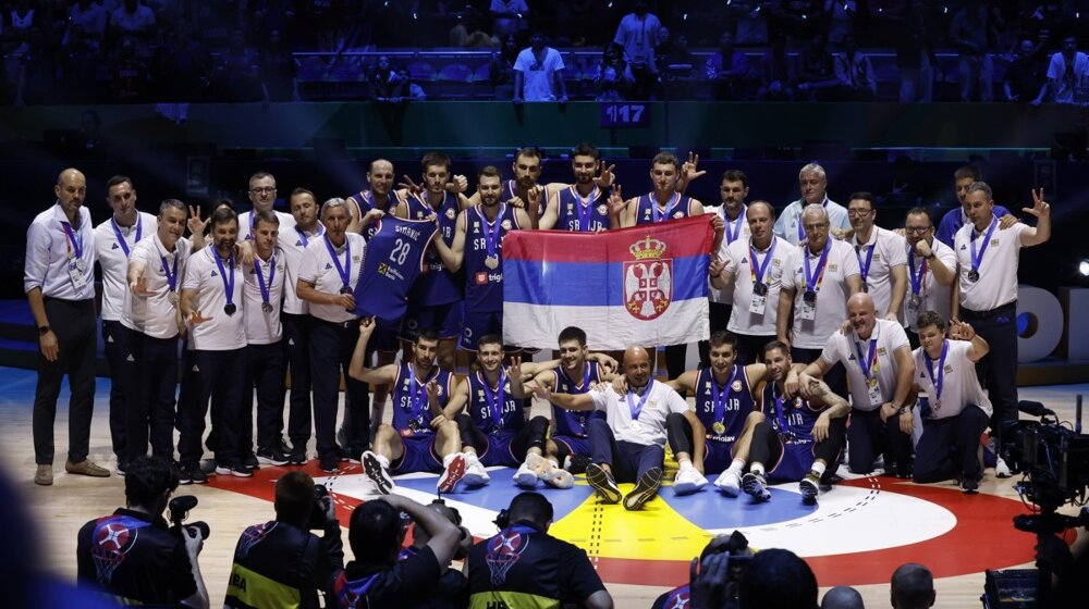 „Svi za jednoga, jedan za svi“: Kula Beograd zasijala u čast vicešampiona sveta u košarci (VIDEO) 1
