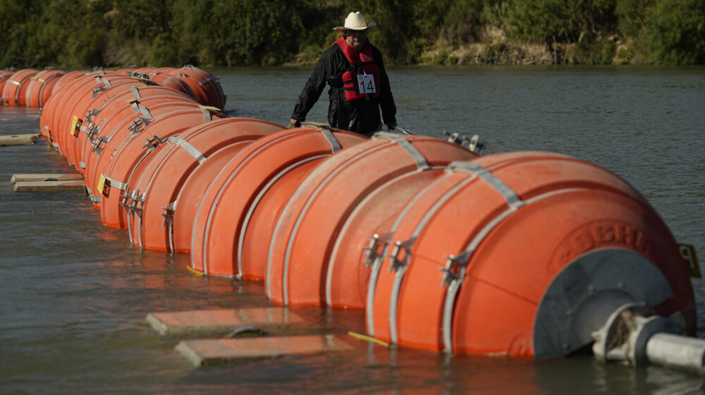 Sudija naredio državi Teksas da s reke Rio Grande ukloni barijeru protiv migranata 1
