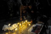 Građani pale sveće ispred Hrama Svetog Save za Srbe poginule u Banjskoj (FOTO) 3