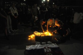 Građani pale sveće ispred Hrama Svetog Save za Srbe poginule u Banjskoj (FOTO) 5