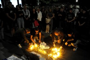 Građani pale sveće ispred Hrama Svetog Save za Srbe poginule u Banjskoj (FOTO) 4
