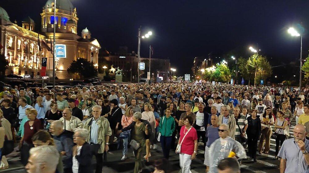 "Država i narod su taoci mafije": Kako je izgledao 21. protest Srbija protiv nasilja u slikama (FOTO) 1