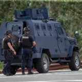 (VIDEO) Kosovska policija ispred zgrade u kojoj živi Milan Radoičić: Operacije u Kosovskoj Mitrovici, Zubinom Potoku i Zvečanu 10