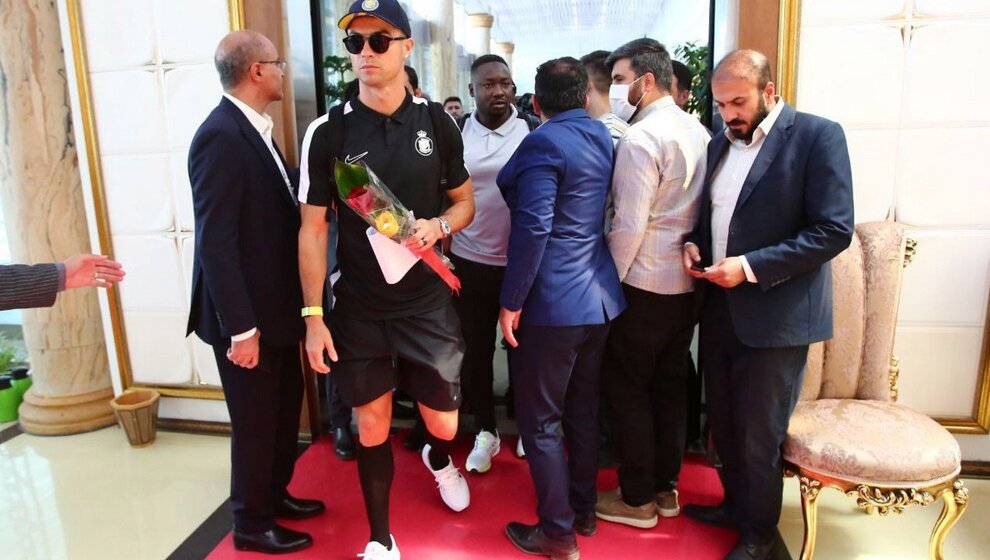 (FOTO) Kristijano Ronaldo stigao u Teheran na meč azijske Lige šampiona: Obožavaoci probili kordon policije ispred hotela u kojem se nalazi portugalska fudbalska zvezda 1