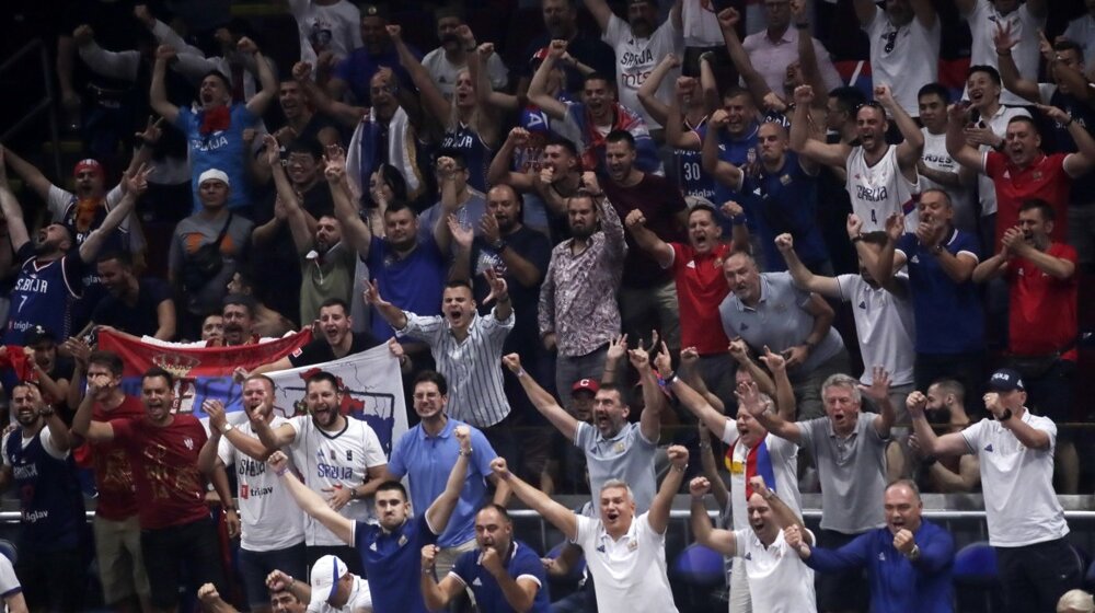 (VIDEO) Košarkaši Srbije zajedno sa navijačima proslavili trijumf nad Litvanijom: Pogledajte kako je izgledao pobednički ples „orlova“ 1